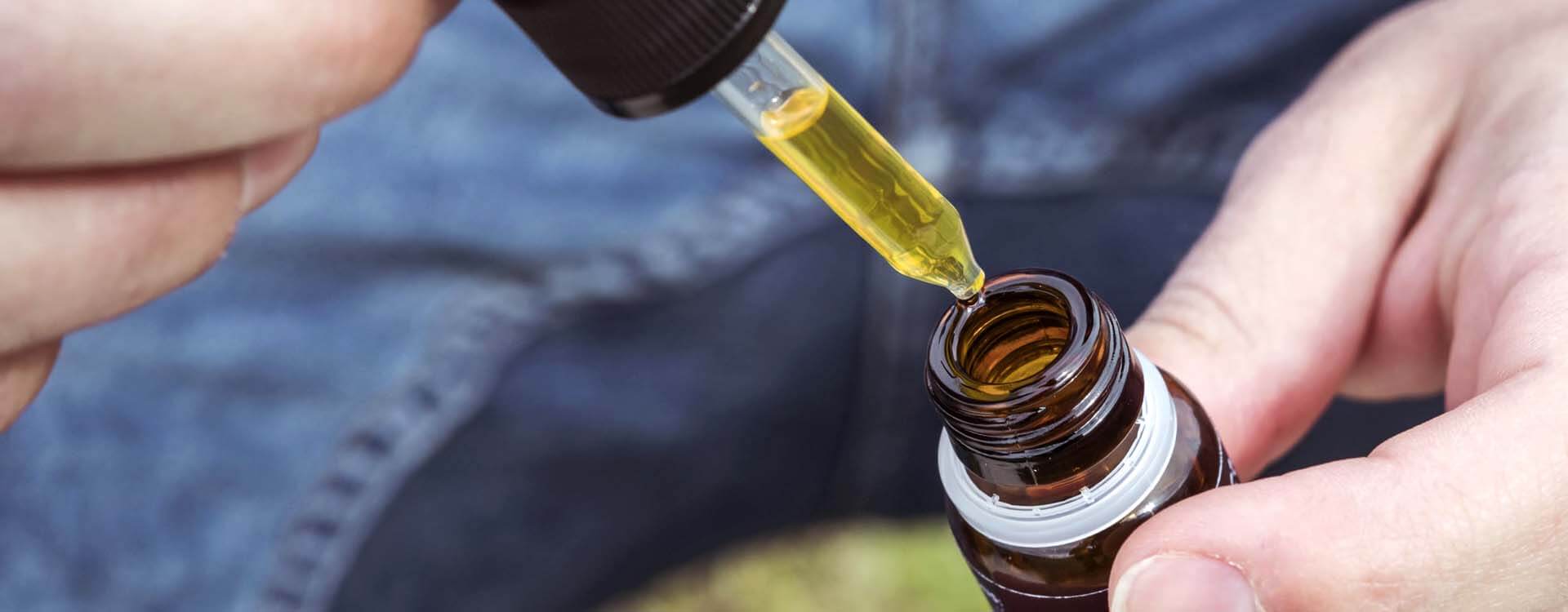 CBD olej - detail: fľaštička a pipeta s cbd olejom